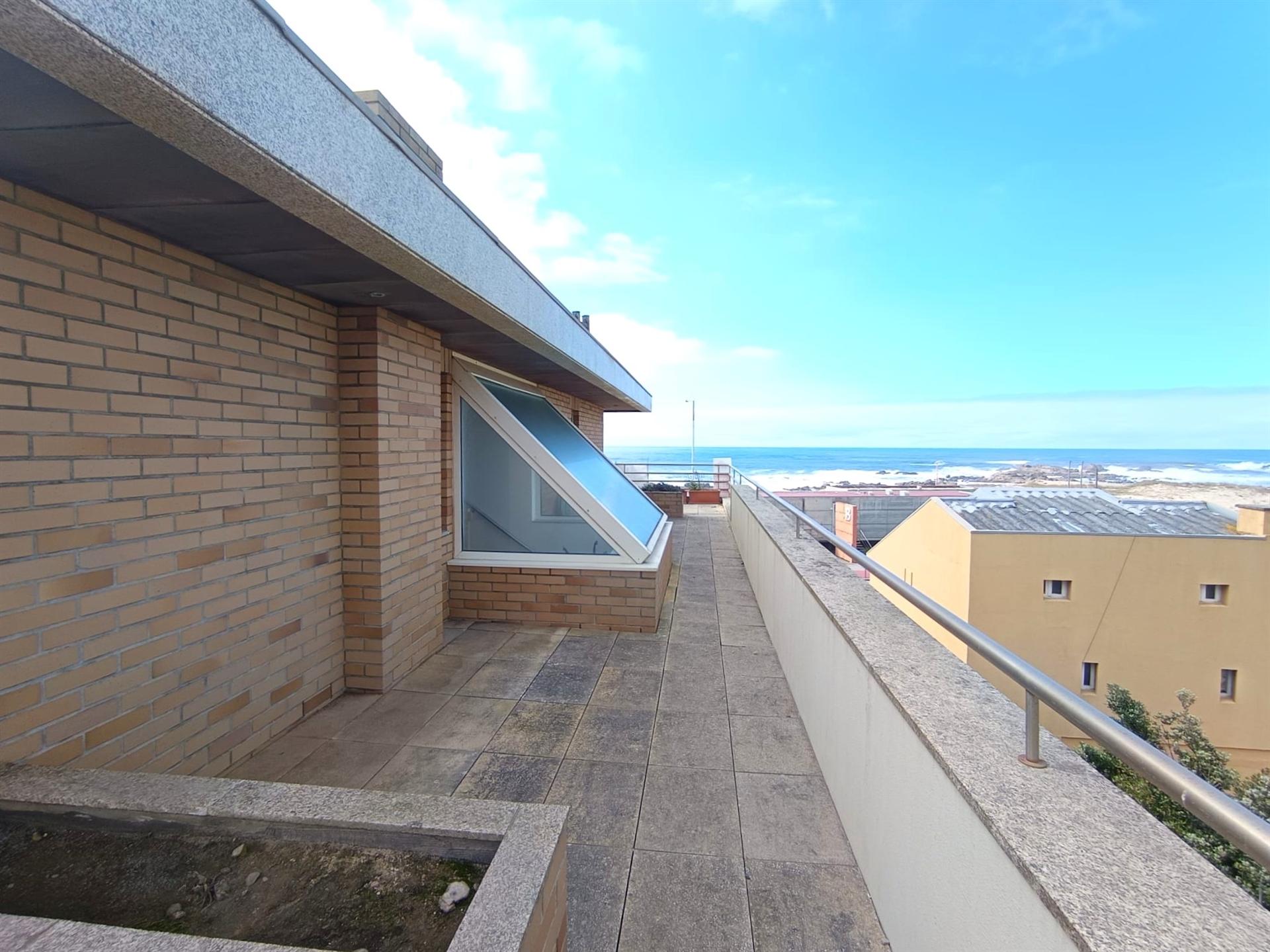 T3 Duplex com terraço em frente ao mar – Lavra