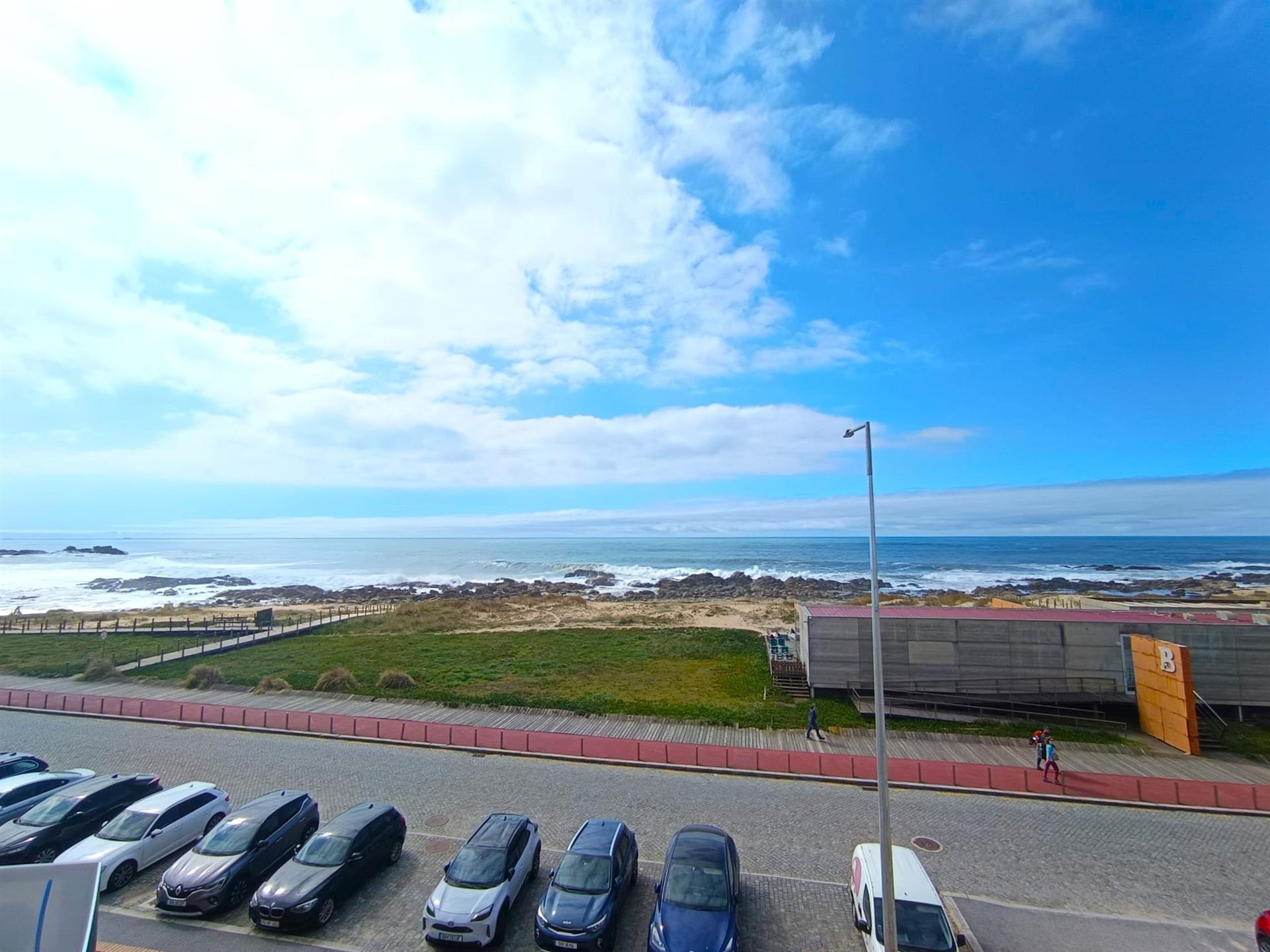 T3 Duplex com terraço em frente ao mar – Lavra