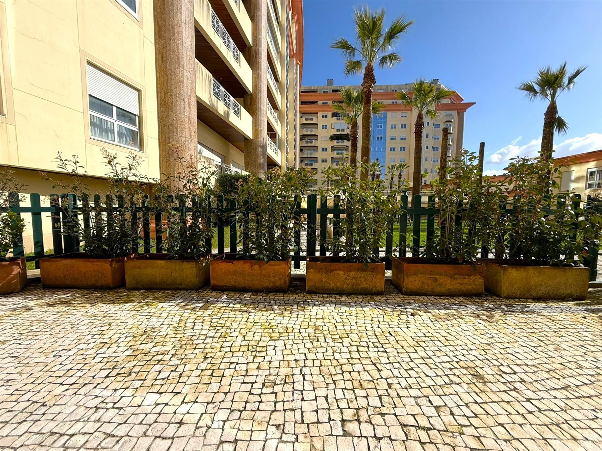 T4+1 c/ vista mar | Logradouro | Varanda nos Pinhais da Foz | Garagem e portaria 24