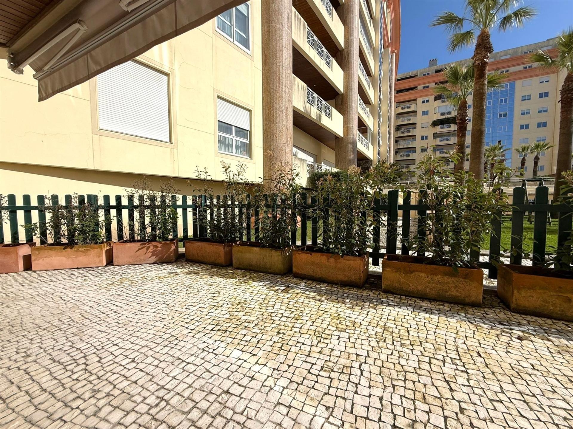 T4+1 c/ vista mar | Logradouro | Varanda nos Pinhais da Foz | Garagem e portaria 24