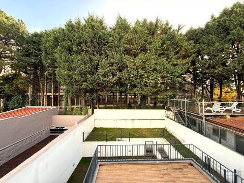 T2+1 novo c/ varanda p/ arrendar no Campo Alegre