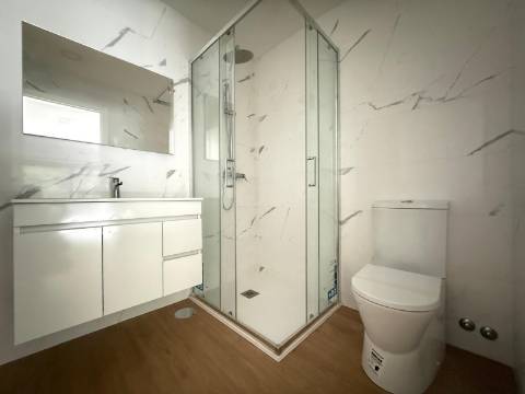 T2+1 novo c/ varanda p/ arrendar no Campo Alegre