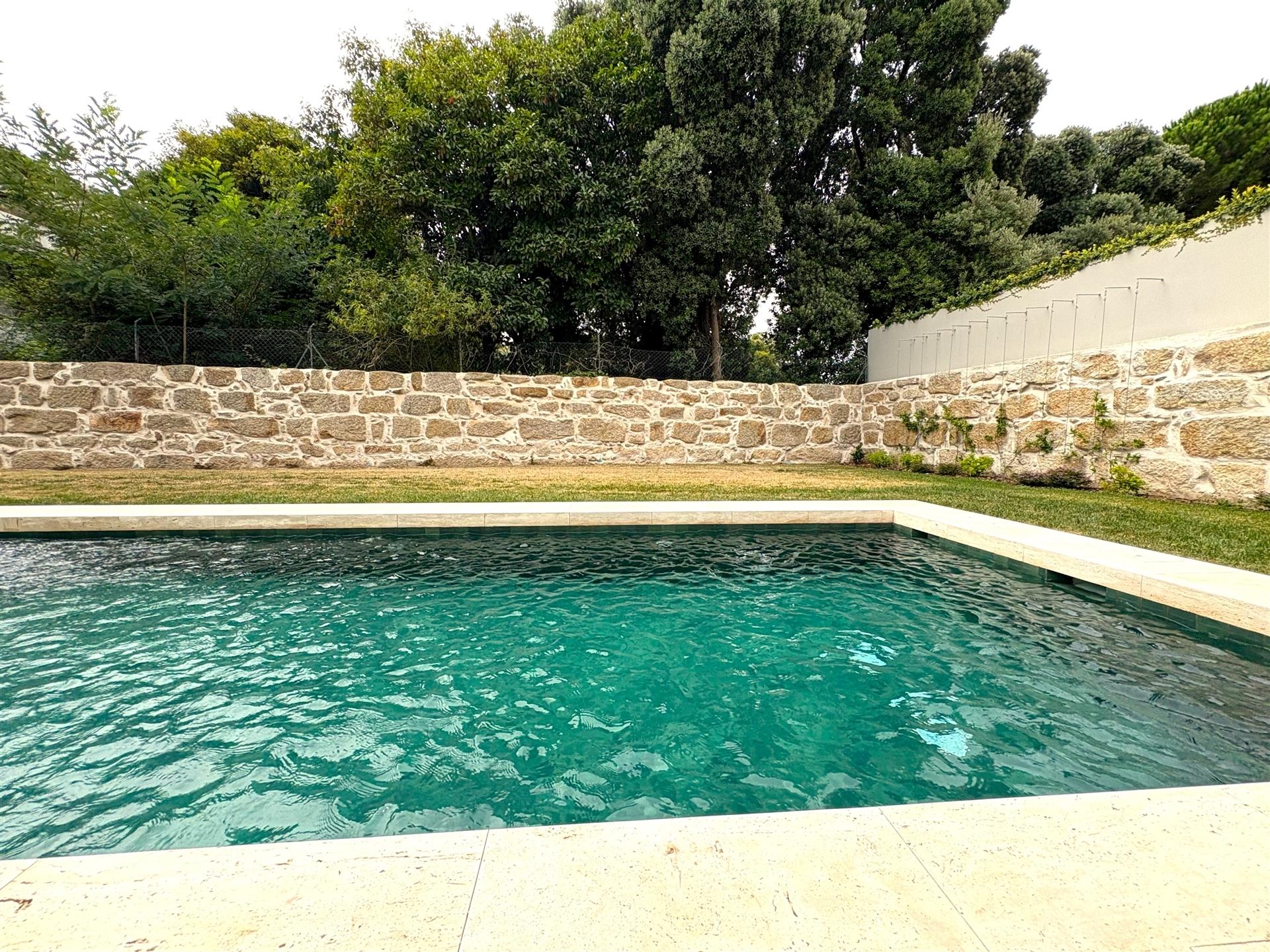 T3 de luxo c/ jardim em Nevogilde no empreendimento Greenstone p/ arrendamento