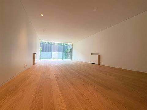 T3 de luxo c/ jardim em Nevogilde no empreendimento Greenstone p/ arrendamento