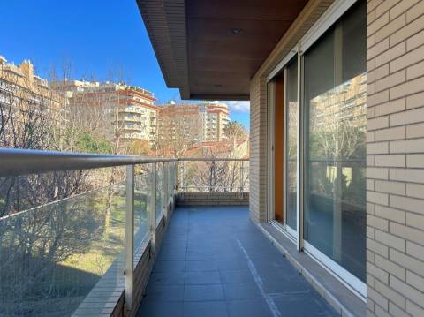 Apartamento T3 com Varanda junto à Praça do Império – Foz do Douro