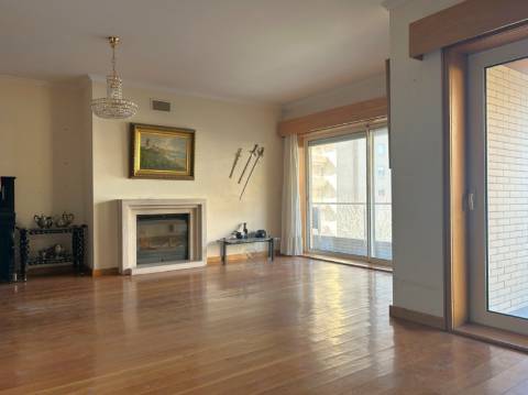 Apartamento T3 com Varanda junto à Praça do Império – Foz do Douro