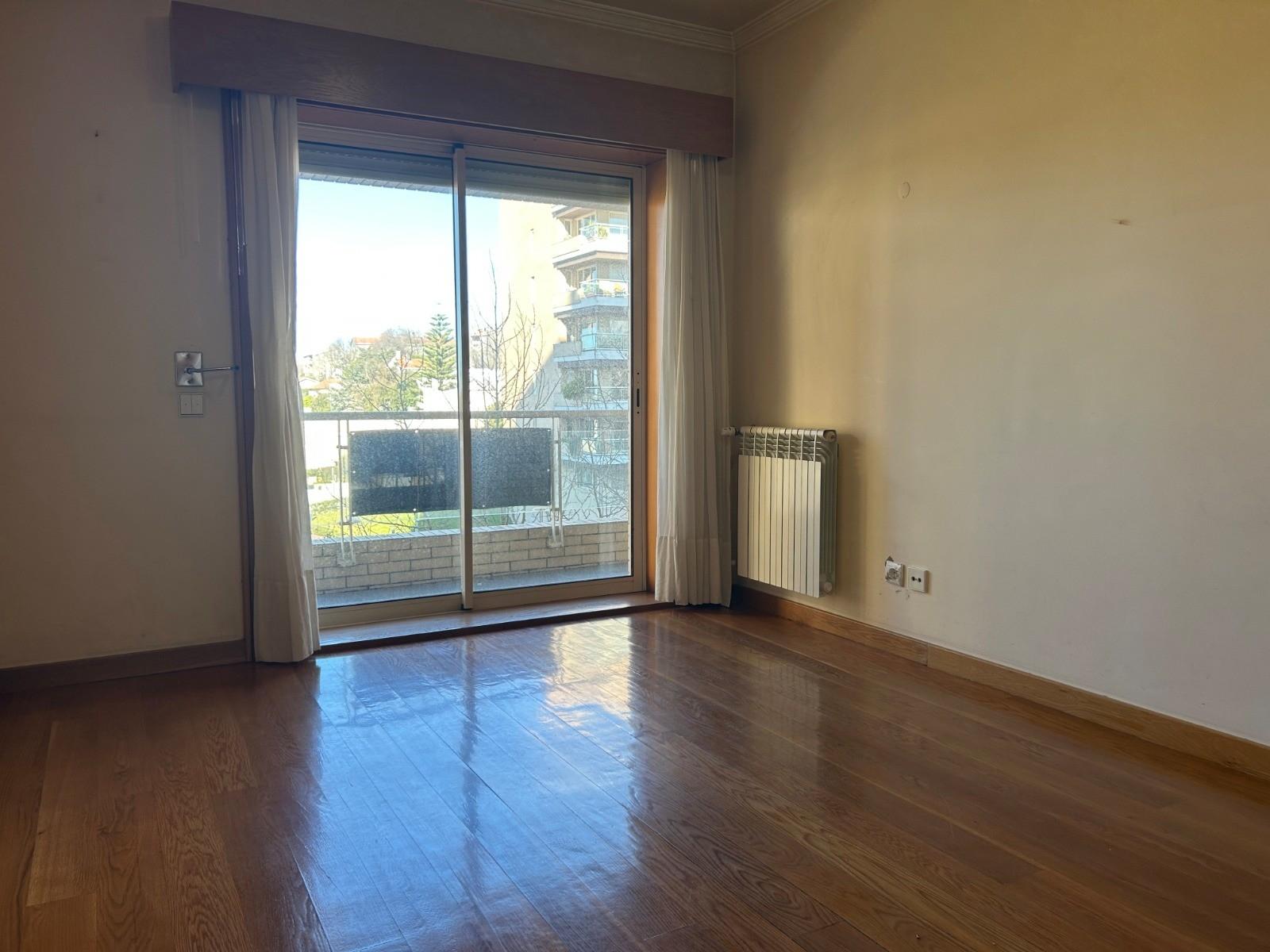 Apartamento T3 com Varanda junto à Praça do Império – Foz do Douro