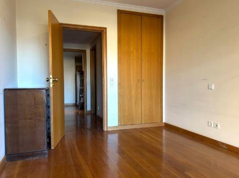 Apartamento T3 com Varanda junto à Praça do Império – Foz do Douro