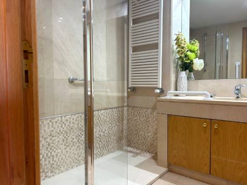 Apartamento T3 com Varanda junto à Praça do Império – Foz do Douro