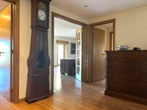 Apartamento T3 com Varanda junto à Praça do Império – Foz do Douro