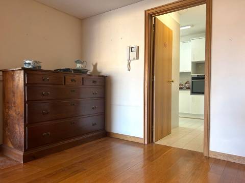 Apartamento T3 com Varanda junto à Praça do Império – Foz do Douro