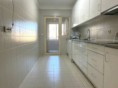 Apartamento T3 com Varanda junto à Praça do Império – Foz do Douro