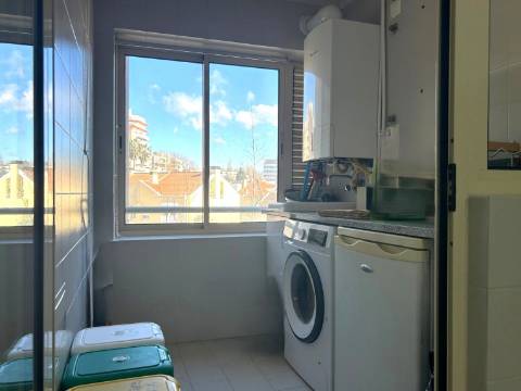 Apartamento T3 com Varanda junto à Praça do Império – Foz do Douro