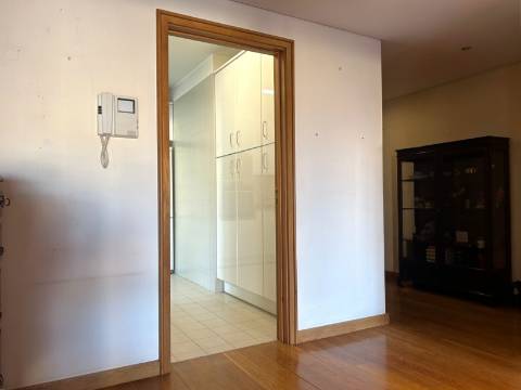 Apartamento T3 com Varanda junto à Praça do Império – Foz do Douro