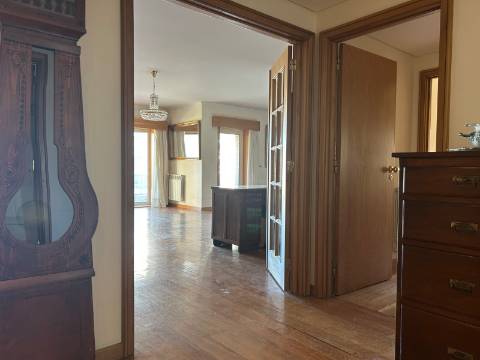 Apartamento T3 com Varanda junto à Praça do Império – Foz do Douro