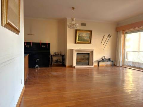 Apartamento T3 com Varanda junto à Praça do Império – Foz do Douro