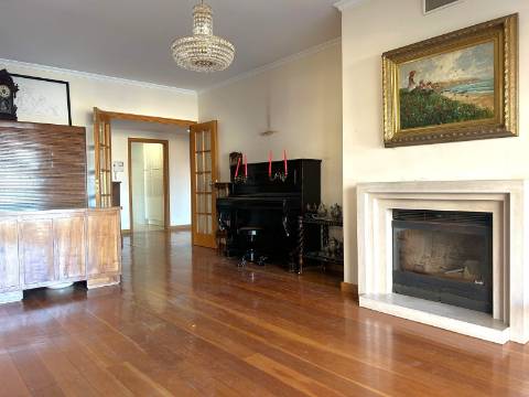 Apartamento T3 com Varanda junto à Praça do Império – Foz do Douro