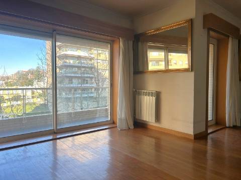 Apartamento T3 com Varanda junto à Praça do Império – Foz do Douro