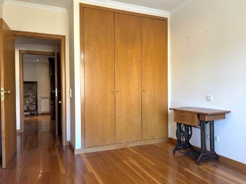 Apartamento T3 com Varanda junto à Praça do Império – Foz do Douro