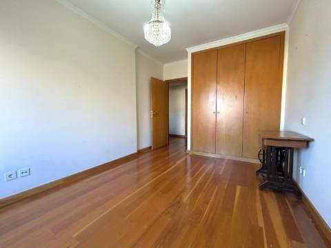 Apartamento T3 com Varanda junto à Praça do Império – Foz do Douro