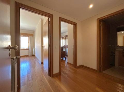 Apartamento T3 com Varanda junto à Praça do Império – Foz do Douro