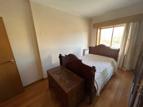 Apartamento T3 com Varanda junto à Praça do Império – Foz do Douro