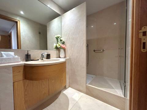 Apartamento T3 com Varanda junto à Praça do Império – Foz do Douro