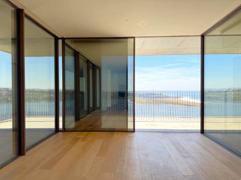 Penthouse T4 com Terraço e Piscina Privada | Foz do Douro