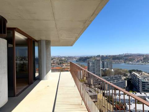 Penthouse T4 com Terraço e Piscina Privada | Foz do Douro