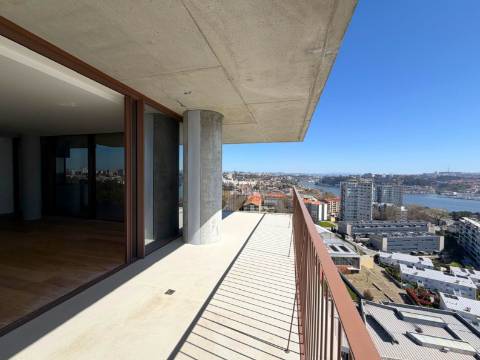 Penthouse T4 com Terraço e Piscina Privada | Foz do Douro