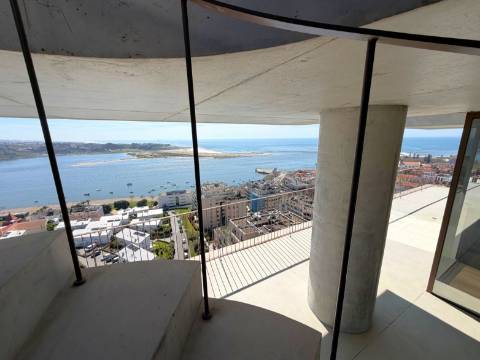 Penthouse T4 com Terraço e Piscina Privada | Foz do Douro