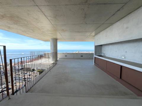 Penthouse T4 com Terraço e Piscina Privada | Foz do Douro