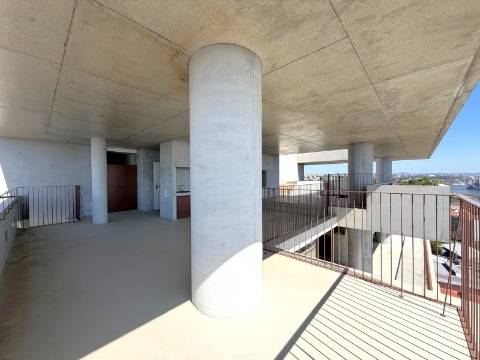 Penthouse T4 com Terraço e Piscina Privada | Foz do Douro