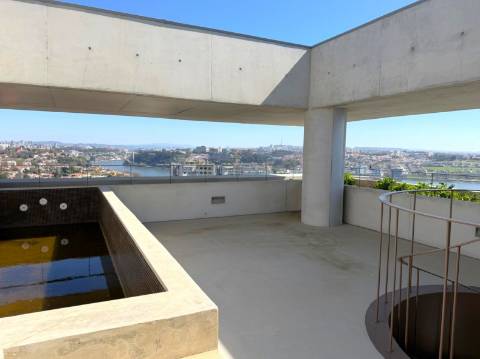 Penthouse T4 com Terraço e Piscina Privada | Foz do Douro