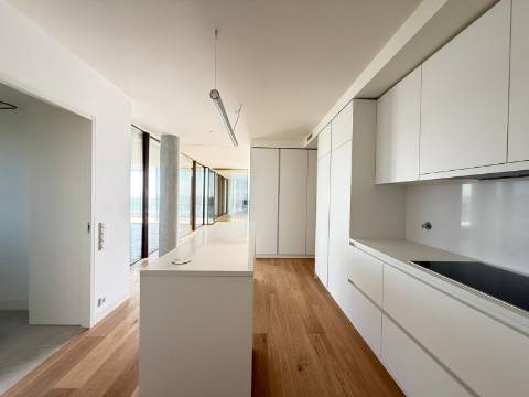 Penthouse T4 com Terraço e Piscina Privada | Foz do Douro