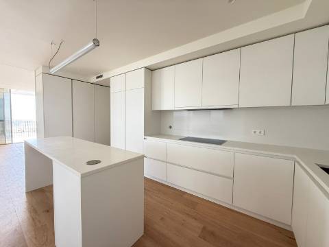 Penthouse T4 com Terraço e Piscina Privada | Foz do Douro