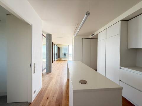 Penthouse T4 com Terraço e Piscina Privada | Foz do Douro