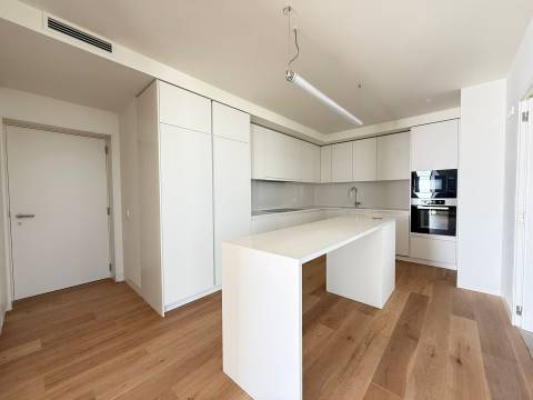 Penthouse T4 com Terraço e Piscina Privada | Foz do Douro