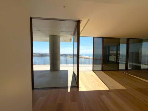 Penthouse T4 com Terraço e Piscina Privada | Foz do Douro