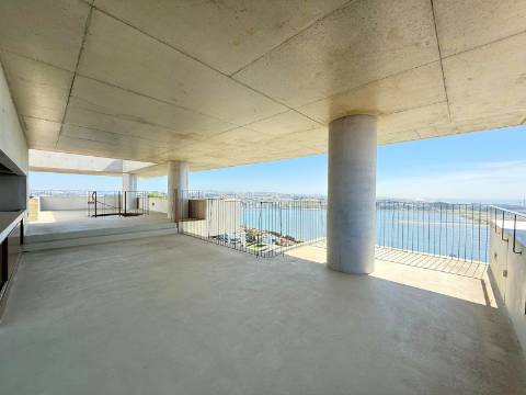 Penthouse T4 com Terraço e Piscina Privada | Foz do Douro