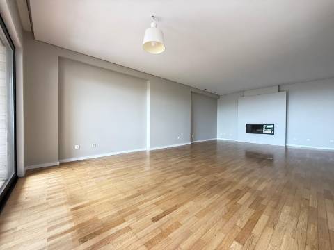 T3 Remodelado com varanda na foz/ vista mar