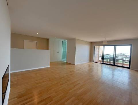 T3 Remodelado com varanda na foz/ vista mar