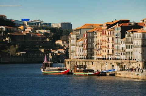 T5 com Vista Rio para Arrendamento – Rua do Ouro, Porto