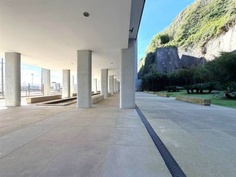 T5 com Vista Rio para Arrendamento – Rua do Ouro, Porto