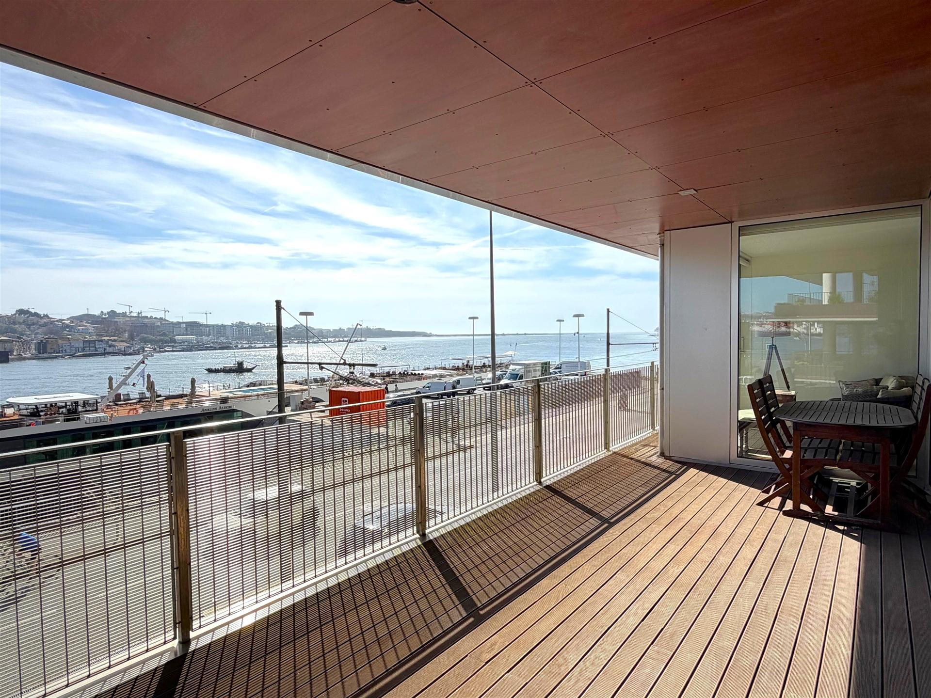 T5 com Vista Rio para Arrendamento – Rua do Ouro, Porto