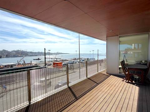 T5 com Vista Rio para Arrendamento – Rua do Ouro, Porto