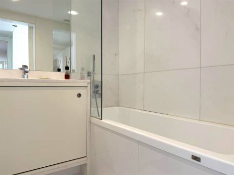 T5 com Vista Rio para Arrendamento – Rua do Ouro, Porto