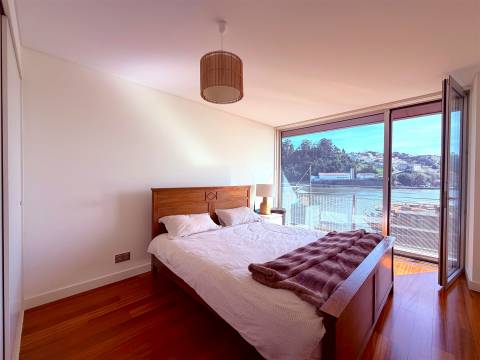 T5 com Vista Rio para Arrendamento – Rua do Ouro, Porto
