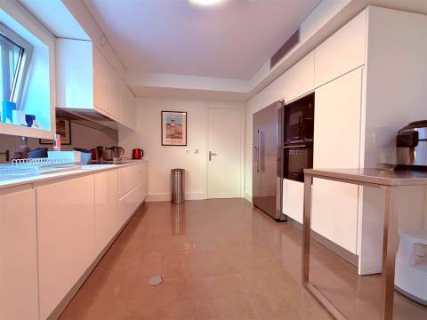 T5 com Vista Rio para Arrendamento – Rua do Ouro, Porto