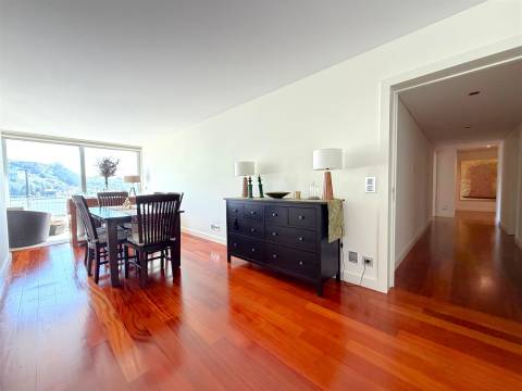 T5 com Vista Rio para Arrendamento – Rua do Ouro, Porto